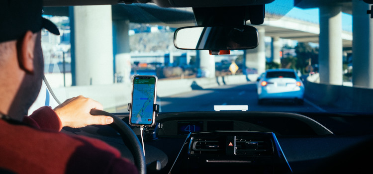 Driver with a navigation app